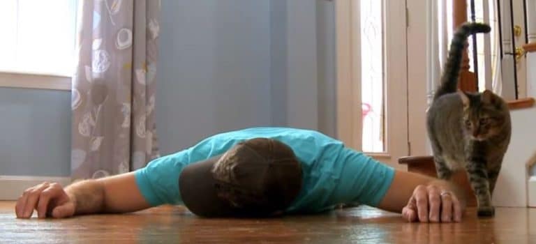 homme fait semblant de mourir